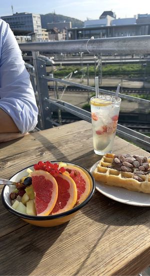 Fruity Bowl. Waffel habe ich vegan bestellt, da würde ich aber nochmal nachfragen, ob die schokocreme dann auch vegan ist   at Hermann in Freiburg
