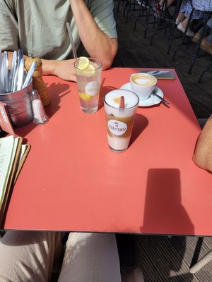 Iced Oat Latte, Cappuccino, Lemon-Ginger-Lemonade at Hermann in Freiburg