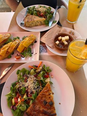 Quiche mit Tofu/Zucchini, Käse mit Oliven, Bruschetta mit getrocknete Tomaten, Zwiebeln und veg. Käse at Cafe Madrigal in Valencia