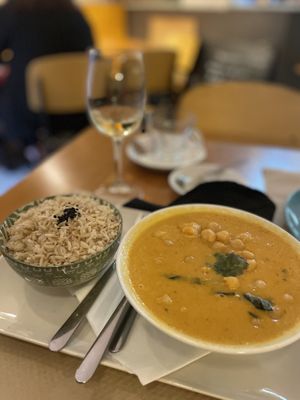 Curry rojo de garbanzos  at Cafe Madrigal in Valencia