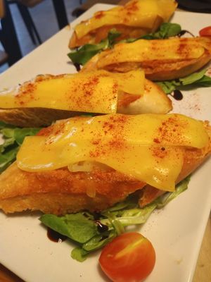Tostas con sobrasada,cebolla y queso vegano at Cafe Madrigal in Valencia