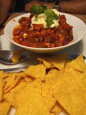 Chili con nachos y mayo de aguacate at Cafe Madrigal in Valencia