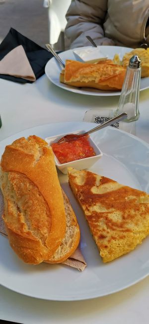 Tortilla con tómate at Cafe Madrigal in Valencia