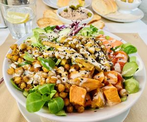 Shoarma Bowl con pollo vegano, garbanzos y boniato, salsa de tahini 🌟🌟🌟🌟🌟🌟  at Cafe Madrigal in Valencia