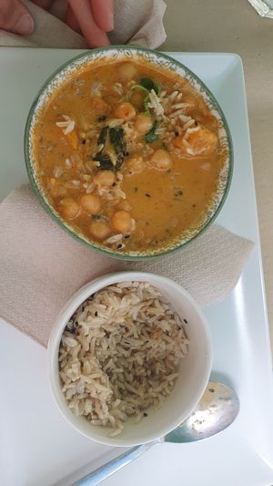 Curry rojo de garbanzos, calabaza y espinacas con arroz at Cafe Madrigal in Valencia