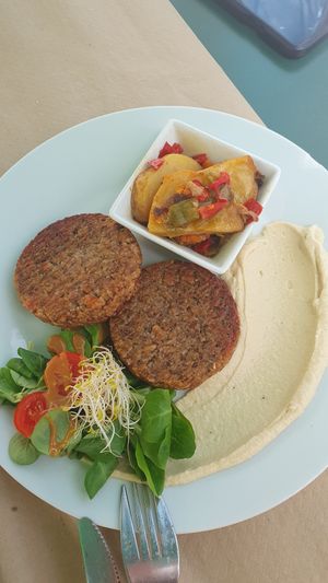 Hamburguesa de lenteja con verduras y mayo de anacardos at Cafe Madrigal in Valencia