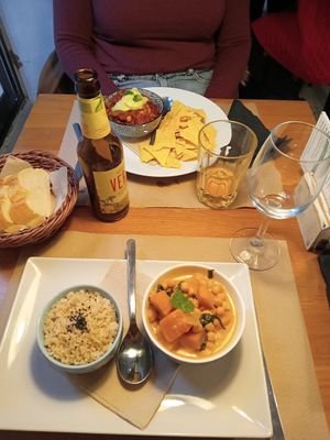 Cigrons al curre i chilli no-pollo at Cafe Madrigal in Valencia