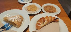 Tarta de manzana, croissant, cookie de limón y almendra, y cookie de chocolate at Cafe Madrigal in Valencia