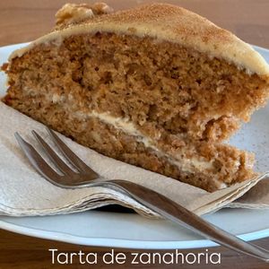 Tarta de zanahoria con crema de anacardos at Cafe Madrigal in Valencia