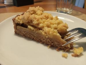 Tarta de manzana (tipo crumble) at Cafe Madrigal in Valencia