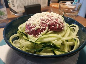 Espaguetis de calabacín con pesto de remolacha (plato frío) at Cafe Madrigal in Valencia