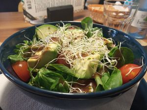 Ensalada rúcula, tomate y aguacate con salsa balsámica at Cafe Madrigal in Valencia