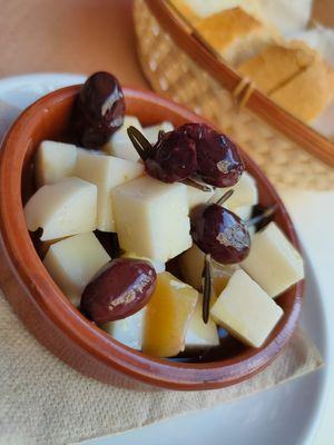 Tapa queso y aceitunas at Cafe Madrigal in Valencia