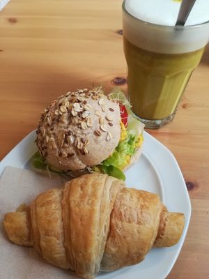 Veganes Frühstück mit Kurkuma Sojalatte at Ökotussi in Berlin