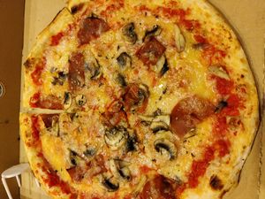 Ham pizza at deWeggie's in Barcelona