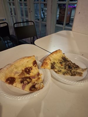 Fatias: Screamer e Vampire at Screamer's Pizzeria - Crown Heights in Brooklyn