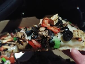 Vegan Garlic Chicken Pizza: Pretty good, would have liked the herb oil to be over the entire pizza as a base. Good amount of toppings at Bossman's Pizza in San Jose