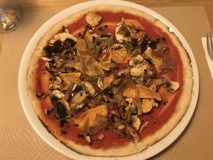 Veggie gluten free piza without vegan cheese at Messié Pizza in Barcelona