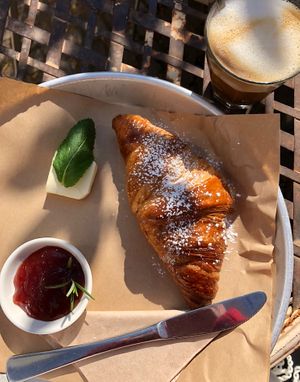 veganes Croissant und Cappuccino mit Hafermilch  at Gartensalon in Munich