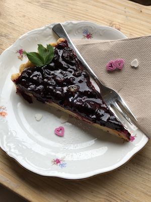 Vanille Johannisbeere Torte vegan  at Gartensalon in Munich