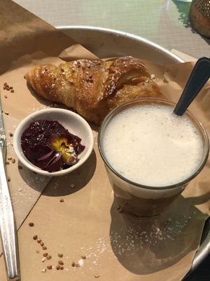 Veganes Croissant   at Gartensalon in Munich