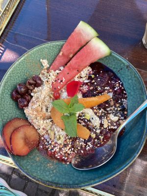 Porridge mit Obst und Kompott  at Gartensalon in Munich