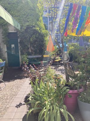 Süßer kleiner Garten im Hinterhof   at Gartensalon in Munich