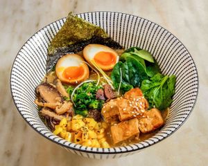 Caldo vegetariano, pasta miso manteiga de amendoim, tofu marinado, massa fresca, milho, espinafres, shitake, alho francês, ovo, ceboleto, sementes de sésamo e alga nori.  at Koppu Ramen Izakaya in Lisbon