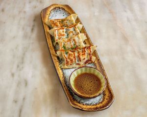 4 gyozas japonesas com recheio de vegetais, com molho ponzu at Koppu Ramen Izakaya in Lisbon