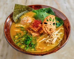 Caldo vegetariano, massa udon, molho de caril japonês, tofu salteado em alho e gengibre, rebentos feijão mungo, espinafres, cogumelo preto, ovo, lotus staladiço, sementes sesamo at Koppu Ramen Izakaya in Lisbon