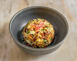 Taça de arroz japonês frito com cogumelo shitake aos cubos ovo, cebolo e molho de soja. Guarnecido com gengibre marinado. at Koppu Ramen Izakaya in Lisbon