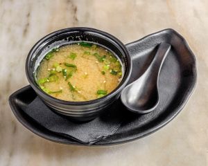 Mistura de caldo de alga kombu e “katsuobushi” (lascas de bonito), pasta de miso, e cebolo. Opção vegan, com caldo vegetariano, pedir ao empregado de mesa. at Koppu Ramen Izakaya in Lisbon