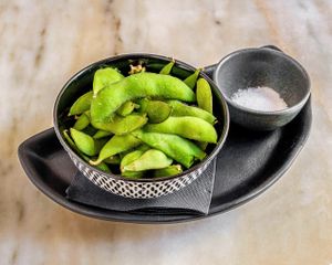 Edamame “feijões de soja” branqueados guarnecidos com flor de sal.  at Koppu Ramen Izakaya in Lisbon