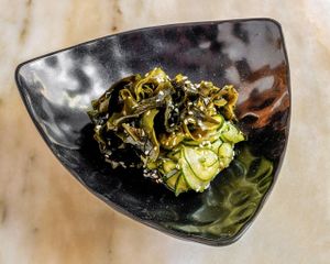 Salada fria de pepino e alga marinada e.m vinagre de arroz, sumo limão yuzu, soja e sementes sésamo. at Koppu Ramen Izakaya in Lisbon