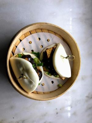 GWA BAO TOFU & SHITAKE
Tofu marinado com shitake num pão cozido a vapor com molho hoisin e ceboleto fresco. at Koppu Ramen Izakaya in Lisbon