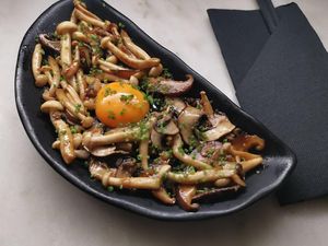 SHITAKE SHIMEJI YAKI
Cogumelos Shitake e Shimenji salteados com molho, soja, sake e mel, com gema crua e cebolinho. Opção Vegan, pedir sem ovo.  at Koppu Ramen Izakaya in Lisbon