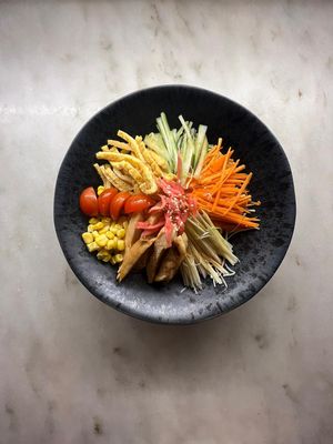 HIYASHI CHUKA
ramen frio sem caldo, Noodles frios, shitake, molho cítrico de toranja e soja, cenoura, pepino, milho, tomate cherry, alho francês, Benishoga at Koppu Ramen Izakaya in Lisbon