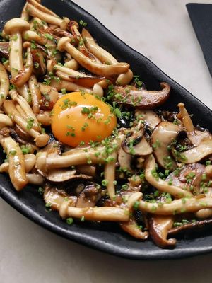 SHITAKE SHIMEJI YAKI
Cogumelos Shitake e Shimenji salteados com molho, soja, sake e mel, com gema crua e cebolinho. Opção Vegan, pedir sem ovo.  at Koppu Ramen Izakaya in Lisbon