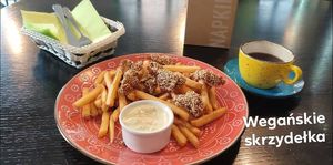 Box skrzydełka z frytkami +kawa at Chwast Prast in Torun