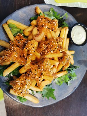 Frytki i skrzydełka z boczniaków at Chwast Prast in Torun