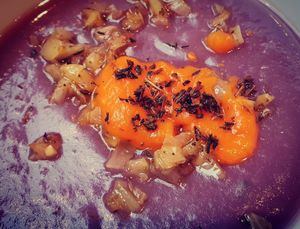 Krem z Fioletowych Ziemniaków z Jaśminowym musem Dyniowym at Chwast Prast in Torun