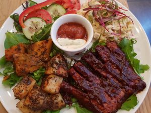 Żeberka z Tempehu w sosie barbecue at Chwast Prast in Torun