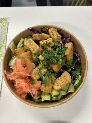 poke prefatta chiamata tofu shoyu con riso sushi, cavolo rosso, wakame, cetrioli, salsa shoyu, zenzero e tofu  at Akaka Poke in Dublin