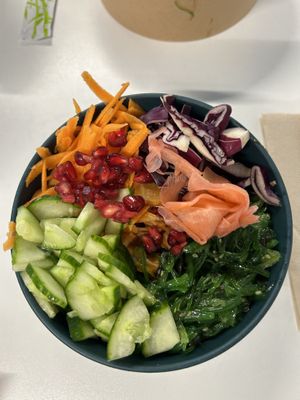 Poke creata da me con quinoa, cavolo rosso, wakame, zenzero, carote, melograno e jackfruit  at Akaka Poke in Dublin