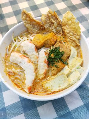 Laksa at Long Men Zhai in North Singapore