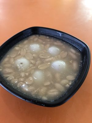 Sesame rice balls in peanut soup  at House of Desserts 驰名甜品之家 - AMK in Northeast Singapore