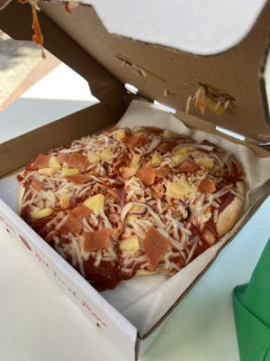 Their vegan Hawaiian pizza  at Down to Earth - Store and Deli in Honolulu