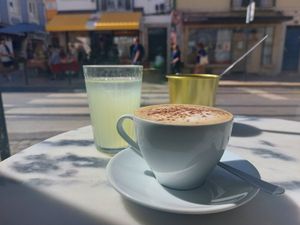 Cappuccino e limonada de maracujá at Maria Limão in Lisbon