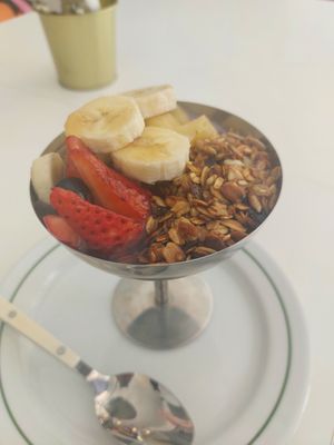 Iogurte vegan com granola e fruta at Maria Limão in Lisbon