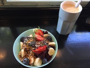 Tasty food and a nice atmosphere, though not particularly friendly staff. They gave me honey despite me specifying no honey, and saying I’m vegan   at Maria Limão in Lisbon